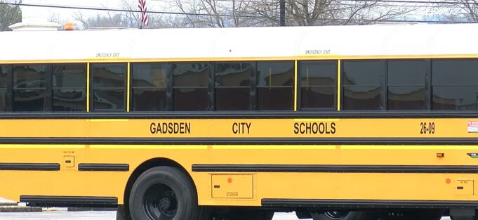 Gadsden City Schools renueva autobuses escolares con 1 millón Nuevo autobús escolar amarillo con la leyenda Gadsden City Schools en el lateral.