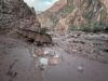 Inundación en el Gran Cañón deja dos muertos y desaparecidos Pasarela metálica arrastrada y terreno cubierto de lodo tras inundación repentina en el Gran Cañón.