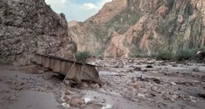 Inundación en el Gran Cañón deja dos muertos y desaparecidos Pasarela metálica arrastrada y terreno cubierto de lodo tras inundación repentina en el Gran Cañón.