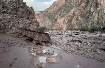 Inundación en el Gran Cañón deja dos muertos y desaparecidos Pasarela metálica arrastrada y terreno cubierto de lodo tras inundación repentina en el Gran Cañón.
