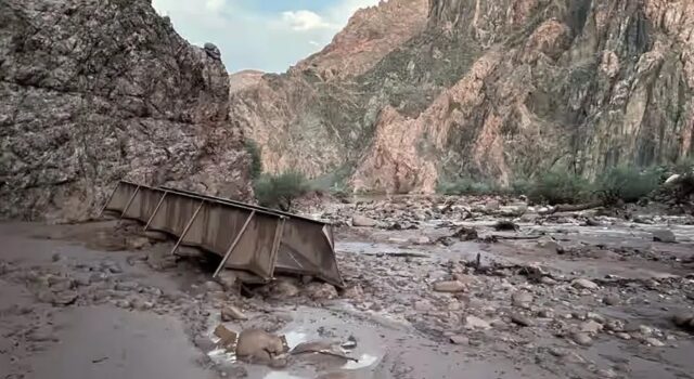 Inundación en el Gran Cañón deja dos muertos y desaparecidos Pasarela metálica arrastrada y terreno cubierto de lodo tras inundación repentina en el Gran Cañón.