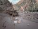 Inundación en el Gran Cañón deja dos muertos y desaparecidos Pasarela metálica arrastrada y terreno cubierto de lodo tras inundación repentina en el Gran Cañón.
