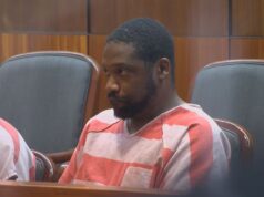 Deniegan fianza a exoficial de Birmingham por abuso a menor Exoficial Gregory Thompson con uniforme de prisionero durante su audiencia por cargos de violación en Alabama.