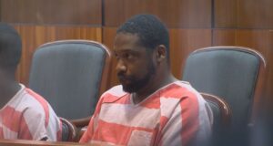 Deniegan fianza a exoficial de Birmingham por abuso a menor Exoficial Gregory Thompson con uniforme de prisionero durante su audiencia por cargos de violación en Alabama.