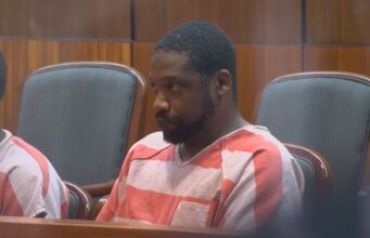 Deniegan fianza a exoficial de Birmingham por abuso a menor Exoficial Gregory Thompson con uniforme de prisionero durante su audiencia por cargos de violación en Alabama.