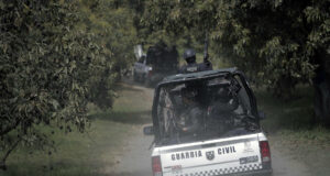 Detienen a ‘El Vikingo’ por extorsionar a aguacateros Patrulla de la Guardia Civil realiza operativos de vigilancia entre huertas de aguacate en Michoacán.