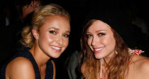 Hilary Duff despide a Hayden Panettiere tras su muerte Las actrices Hayden Panettiere y Hilary Duff sonrientes juntas durante un evento de la industria del entretenimiento.