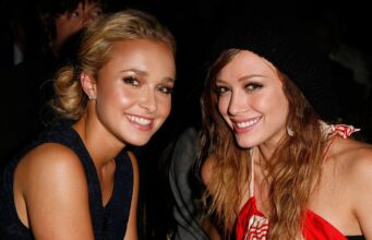 Hilary Duff despide a Hayden Panettiere tras su muerte Las actrices Hayden Panettiere y Hilary Duff sonrientes juntas durante un evento de la industria del entretenimiento.