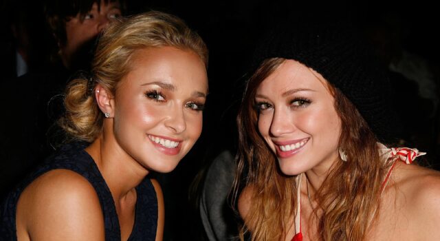Hilary Duff despide a Hayden Panettiere tras su muerte Las actrices Hayden Panettiere y Hilary Duff sonrientes juntas durante un evento de la industria del entretenimiento.