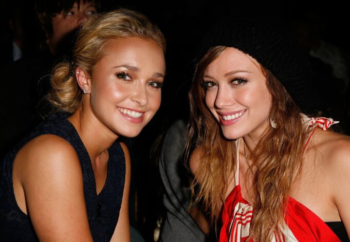 Hilary Duff despide a Hayden Panettiere tras su muerte Las actrices Hayden Panettiere y Hilary Duff sonrientes juntas durante un evento de la industria del entretenimiento.