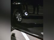 Tiroteo en Alabama deja cuatro jóvenes heridos en Gadsden Impacto de bala de gran tamaño en la carrocería de un automóvil negro tras un tiroteo en Alabama.