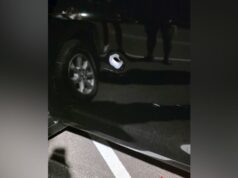 Tiroteo en Alabama deja cuatro jóvenes heridos en Gadsden Impacto de bala de gran tamaño en la carrocería de un automóvil negro tras un tiroteo en Alabama.