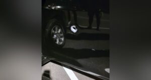 Tiroteo en Alabama deja cuatro jóvenes heridos en Gadsden Impacto de bala de gran tamaño en la carrocería de un automóvil negro tras un tiroteo en Alabama.