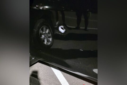 Tiroteo en Alabama deja cuatro jóvenes heridos en Gadsden Impacto de bala de gran tamaño en la carrocería de un automóvil negro tras un tiroteo en Alabama.