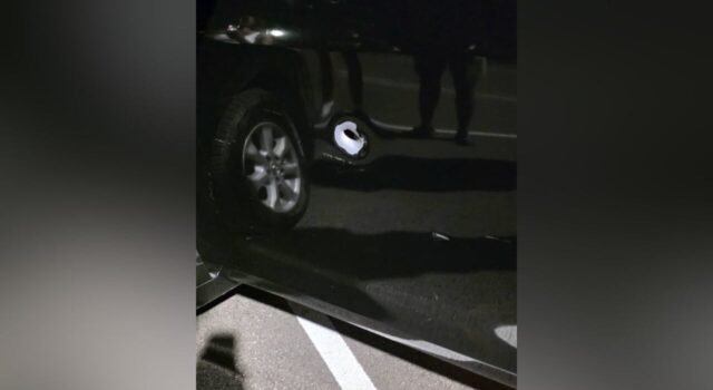Tiroteo en Alabama deja cuatro jóvenes heridos en Gadsden Impacto de bala de gran tamaño en la carrocería de un automóvil negro tras un tiroteo en Alabama.