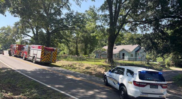 Incendio en Adamsville deja una persona hospitalizada Patrulla de policía de Adamsville, Alabama y camiones de bomberos atendiendo un incendio residencial en la carretera.