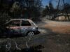 Incendio en Grecia fuera de control devora 12.600 hectáreas Coche calcinado junto a árboles quemados tras un grave incendio en Grecia.