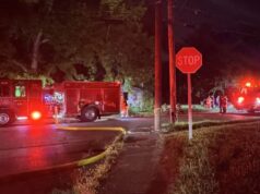 Incendio en Huntsville moviliza a bomberos en Meadow Drive Camiones de bomberos de Huntsville con luces de emergencia atendiendo un incendio nocturno en Meadow Drive.