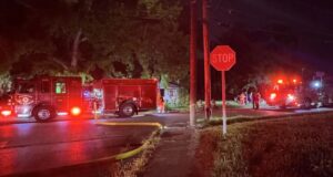 Incendio en Huntsville moviliza a bomberos en Meadow Drive Camiones de bomberos de Huntsville con luces de emergencia atendiendo un incendio nocturno en Meadow Drive.