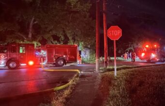 Incendio en Huntsville moviliza a bomberos en Meadow Drive Camiones de bomberos de Huntsville con luces de emergencia atendiendo un incendio nocturno en Meadow Drive.