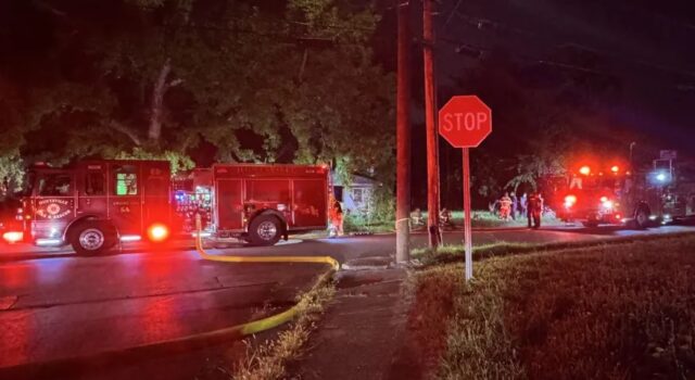 Incendio en Huntsville moviliza a bomberos en Meadow Drive Camiones de bomberos de Huntsville con luces de emergencia atendiendo un incendio nocturno en Meadow Drive.
