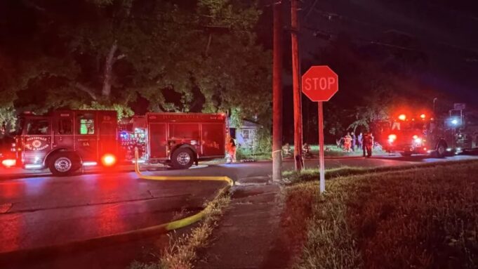 Incendio en Huntsville moviliza a bomberos en Meadow Drive Camiones de bomberos de Huntsville con luces de emergencia atendiendo un incendio nocturno en Meadow Drive.