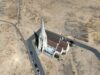 Alerta sanitaria en Inglaterra por ola de calor de 35 °C Vista aérea de terreno seco por ola de calor alrededor de una iglesia en Inglaterra.