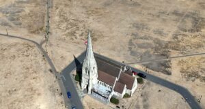 Alerta sanitaria en Inglaterra por ola de calor de 35 °C Vista aérea de terreno seco por ola de calor alrededor de una iglesia en Inglaterra.