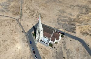 Alerta sanitaria en Inglaterra por ola de calor de 35 °C Vista aérea de terreno seco por ola de calor alrededor de una iglesia en Inglaterra.