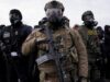 ICE pagará un seguro para policías locales en inmigración Agentes federales y policías armados con equipamiento táctico durante operativos de inmigración en Estados Unidos.