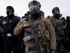 ICE pagará un seguro para policías locales en inmigración Agentes federales y policías armados con equipamiento táctico durante operativos de inmigración en Estados Unidos.