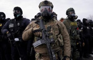 ICE pagará un seguro para policías locales en inmigración Agentes federales y policías armados con equipamiento táctico durante operativos de inmigración en Estados Unidos.