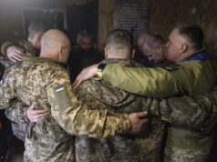 Rusia y Ucrania liberan a 206 prisioneros en nuevo canje Soldados ucranianos abrazados en círculo tras el intercambio de prisioneros de guerra entre Rusia y Ucrania.