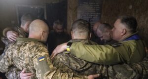 Rusia y Ucrania liberan a 206 prisioneros en nuevo canje Soldados ucranianos abrazados en círculo tras el intercambio de prisioneros de guerra entre Rusia y Ucrania.