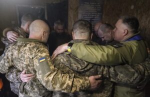 Rusia y Ucrania liberan a 206 prisioneros en nuevo canje Soldados ucranianos abrazados en círculo tras el intercambio de prisioneros de guerra entre Rusia y Ucrania.