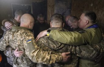 Rusia y Ucrania liberan a 206 prisioneros en nuevo canje Soldados ucranianos abrazados en círculo tras el intercambio de prisioneros de guerra entre Rusia y Ucrania.