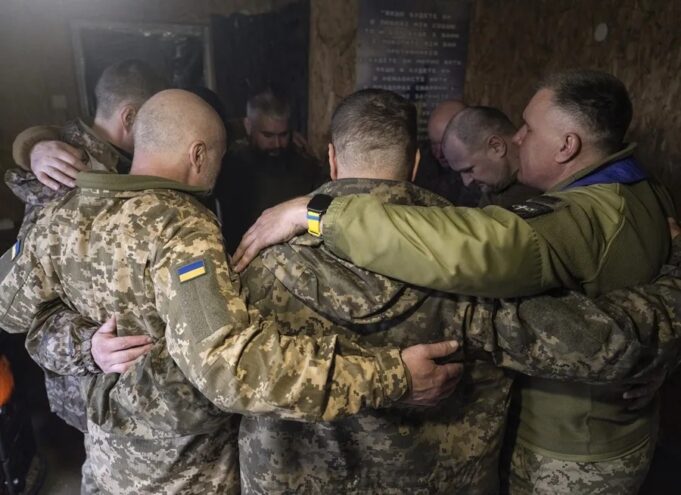 Rusia y Ucrania liberan a 206 prisioneros en nuevo canje Soldados ucranianos abrazados en círculo tras el intercambio de prisioneros de guerra entre Rusia y Ucrania.