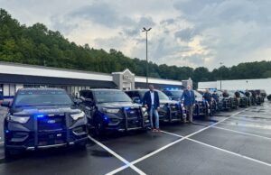 Nuevas patrullas híbridas para la policía de Irondale Presentación de la nueva flota de patrullas híbridas Ford del Departamento de Policía de Irondale en Alabama.