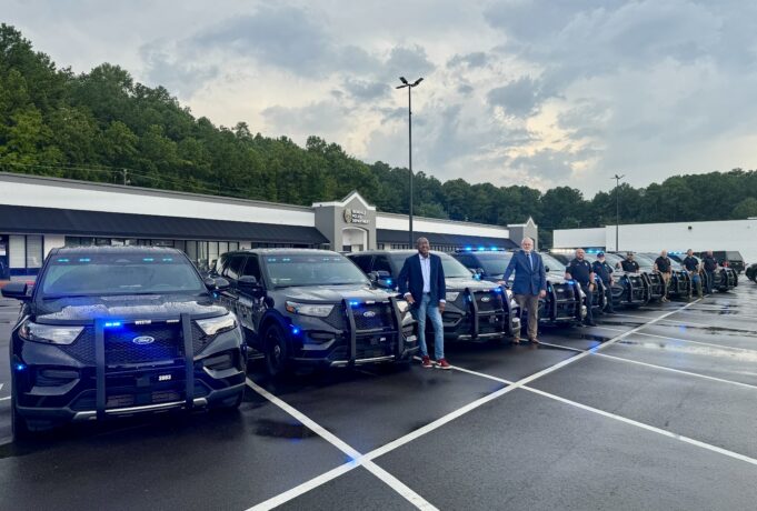 Nuevas patrullas híbridas para la policía de Irondale Presentación de la nueva flota de patrullas híbridas Ford del Departamento de Policía de Irondale en Alabama.