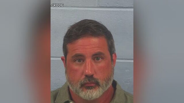 Fotografía oficial de arresto de Jamey Patterson, acusado por abusar de un menor en Gadsden.
