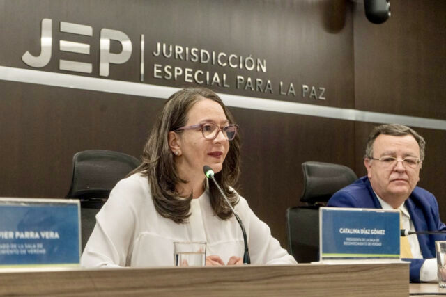 Magistrada Catalina Díaz Gómez de la JEP durante conferencia de prensa sobre imputación a FARC. Máximo 125 caracteres.