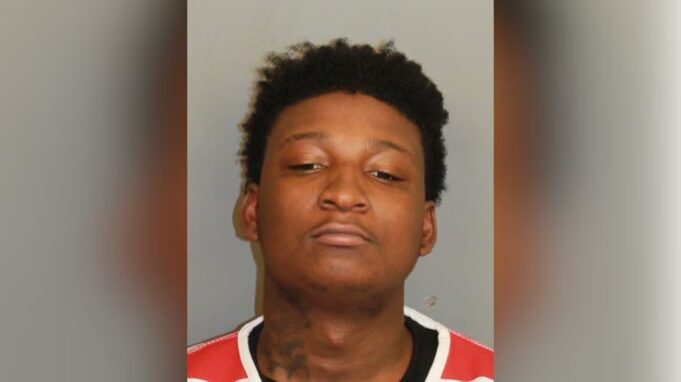 Investigación de robo en Birmingham deja un arrestado Foto policial de ficha de Jorden Whitfield, arrestado por la Policía de Birmingham en Alabama.