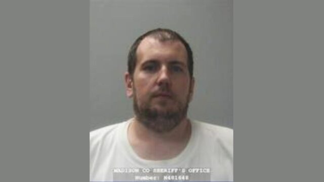 Ficha policial de Justin Lee Tielking, acusado de robo bancario en el centro de Huntsville.