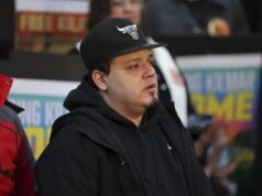 EE. UU. busca reactivar cargos contra migrante deportado Kilmar Ábrego García, migrante salvadoreño deportado por error, durante una manifestación en su apoyo en EE. UU.