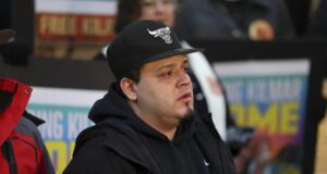 EE. UU. busca reactivar cargos contra migrante deportado Kilmar Ábrego García, migrante salvadoreño deportado por error, durante una manifestación en su apoyo en EE. UU.