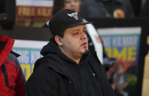 EE. UU. busca reactivar cargos contra migrante deportado Kilmar Ábrego García, migrante salvadoreño deportado por error, durante una manifestación en su apoyo en EE. UU.