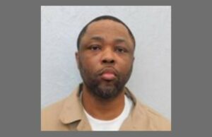 Pena de muerte en Alabama ratificada para asesino de policía Retrato policial de LaJeromeny Brown condenado a pena de muerte en Alabama por el crimen de un oficial.