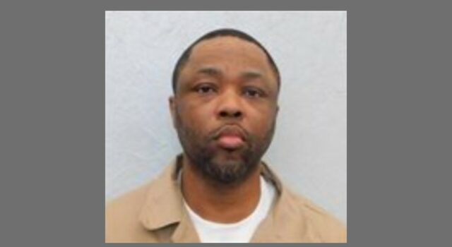 Pena de muerte en Alabama ratificada para asesino de policía Retrato policial de LaJeromeny Brown condenado a pena de muerte en Alabama por el crimen de un oficial.