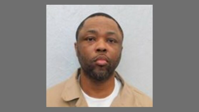 Pena de muerte en Alabama ratificada para asesino de policía Retrato policial de LaJeromeny Brown condenado a pena de muerte en Alabama por el crimen de un oficial.
