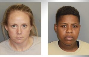 Arresto en Birmingham por robo e irrupción en vehículo Fotos policiales de Lindsey White y Martika Woods arrestadas por robo de vehículos en Birmingham.
